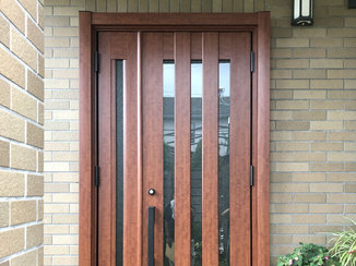 エクステリアリフォーム 重厚感のあるモダンデザインの玄関ドア