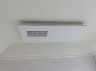 小工事 早急に取替えた、見た目スッキリの浴室換気暖房乾燥機