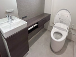 トイレリフォーム便利な手洗い器がついた、スタイリッシュなトイレ空間
