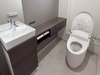 トイレリフォーム 便利な手洗い器がついた、スタイリッシュなトイレ空間
