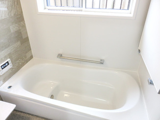 バスルームリフォーム 断熱性・清掃性に優れたシステムバスと、鏡が便利な洗面化粧台