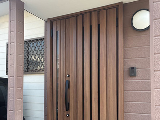 玄関ドアリフォーム 断熱性と意匠性を高めた上質な玄関ドア