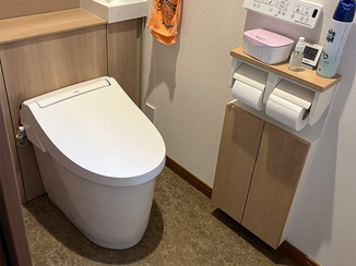 トイレリフォーム 収納力のあるキャビネット付きトイレと床の雰囲気を一新した洗面所